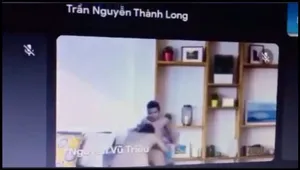 Học online quên không tắt camera lộ cảnh gấu đang bú mút