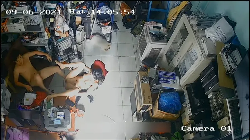 Vợ chồng nắc nhau trong của chim máy tính